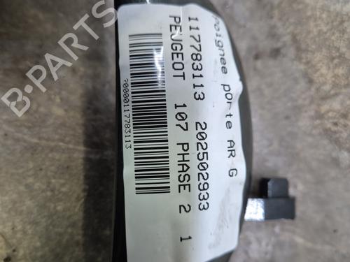 Używane Klamka zewnętrzna drzwi tylnych lewych PEUGEOT 107 (PM_, PN_) 1.0 (68 hp) 30916097
