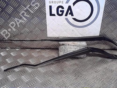 Used Front windshield wiper arm RENAULT MEGANE IV Hatchback (B9A/M/N_) [2015-2025]  14557612