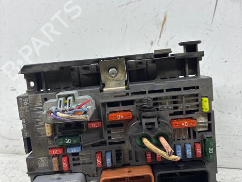 Used Fuse box Fuse box 39518481 39518481