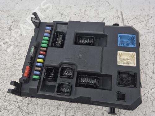 Used Fuse box Fuse box 37453531 37453531