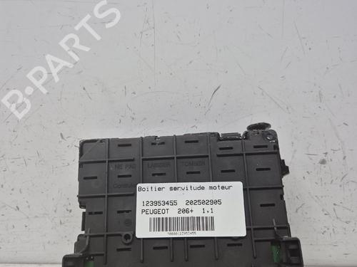 Used Fuse box Fuse box 38004144 38004144