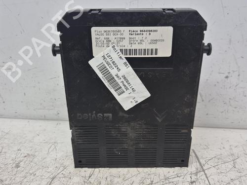 Used Fuse box Fuse box 37479964 37479964