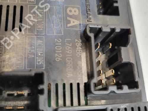 Used Fuse box Fuse box 37150027 37150027