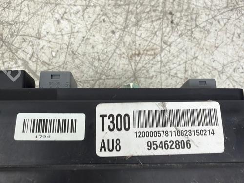 Used Fuse box Fuse box 38915327 38915327