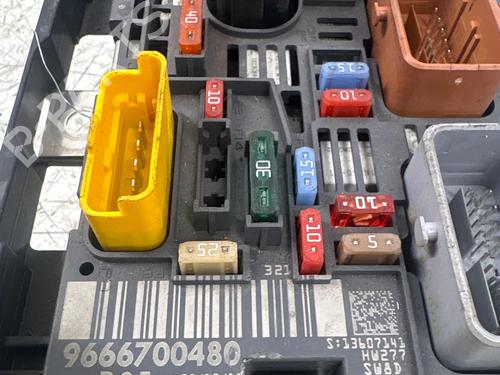 Used Fuse box Fuse box 38736605 38736605