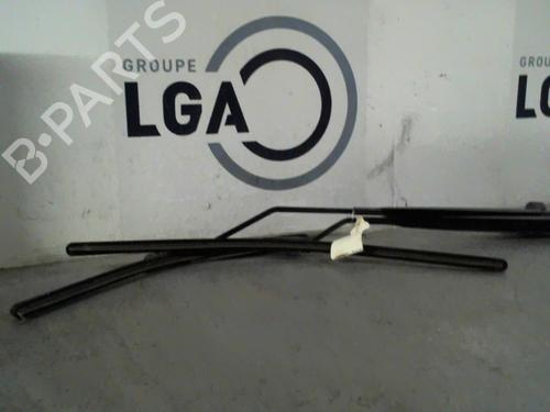 Used Front windshield wiper arm PEUGEOT 1007 (KM_) 1.4 HDi (68 hp) 14548619