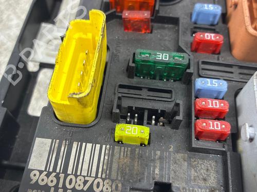 Used Fuse box Fuse box 39599583 39599583