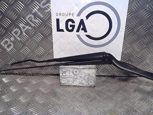 Used Front windshield wiper arm RENAULT TWINGO III (BCM_, BCA_) 0.9 TCe 95 (92 hp) 14557085