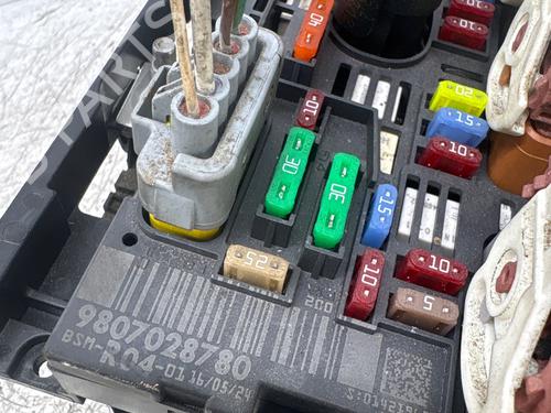 Used Fuse box Fuse box 38915382 38915382