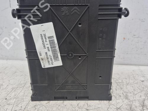 Used Fuse box Fuse box 37453569 37453569
