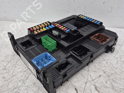 Used Fuse box Fuse box 37479907 37479907