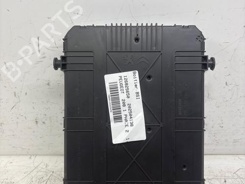 Used Fuse box Fuse box 38526858 38526858