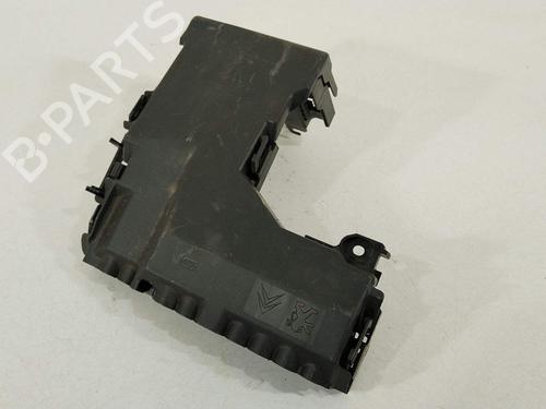 Used Fuse box Fuse box 33293017 33293017