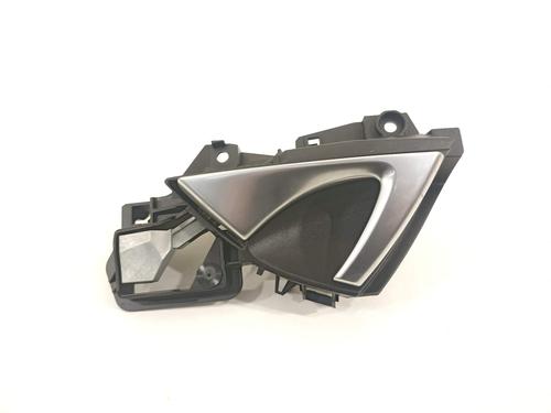 Used Front right interior door handle Front right interior door handle 13748063 13748063