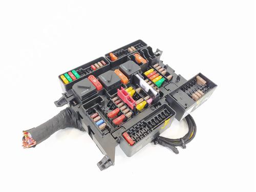 Used Fuse box Fuse box 8819482 8819482