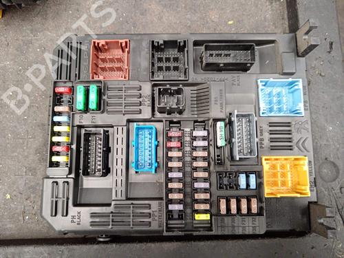 Used Fuse box Fuse box 39617481 39617481