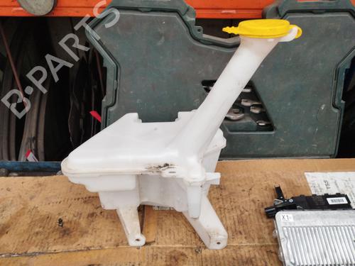 Used Windscreen washer tank TOYOTA YARIS (_P13_) 1.5 Hybrid (NHP130_, NHP130) (101 hp) 30181984