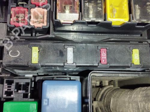 Used Fuse box Fuse box 36421579 36421579