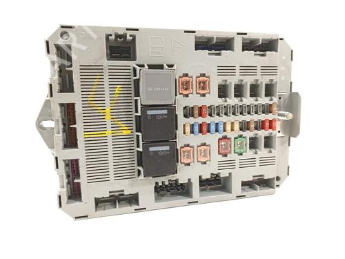 Used Fuse box Fuse box 18676329 18676329