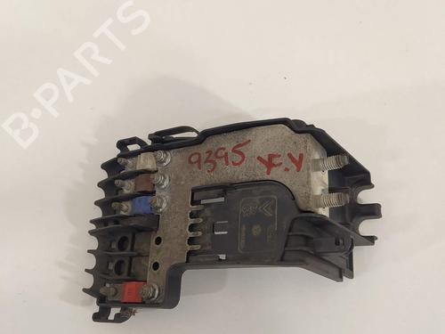 Used Fuse box Fuse box 12253921 12253921