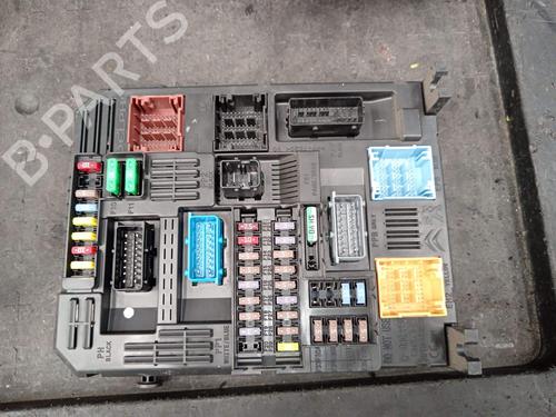 Used Fuse box Fuse box 39074912 39074912