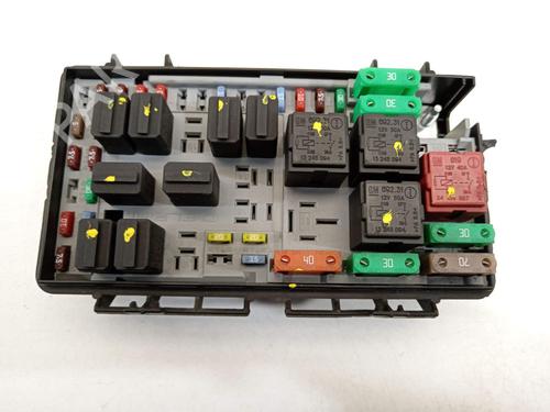 Used Fuse box Fuse box 22761575 22761575