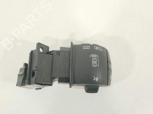 switch-renault-megane-iii-hatchback-bz01_-b3_-2008-37173057 main image