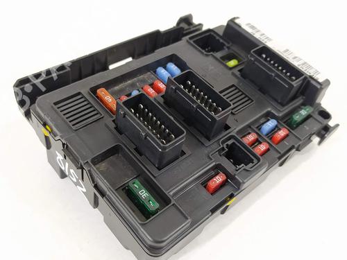 Used Fuse box Fuse box 10097648 10097648