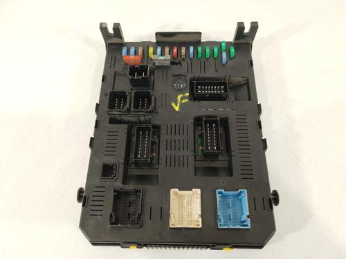 Used Fuse box Fuse box 32388355 32388355