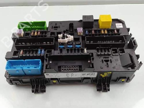 Used Fuse box Fuse box 6817199 6817199