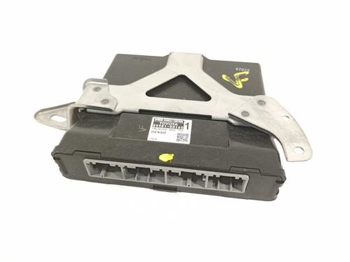 Used Electronic module TOYOTA YARIS (_P13_) 1.5 Hybrid (NHP130_, NHP130) (101 hp) 15896590