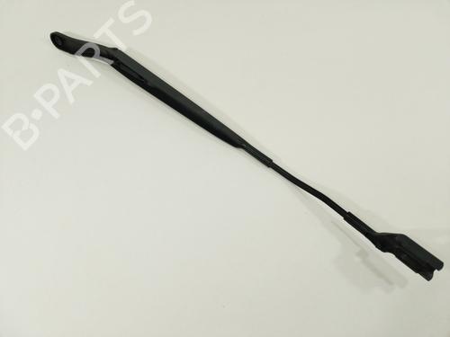 Used Front windshield wiper arm OPEL CORSA F (P2JO) 1.5 (68) (102 hp) 26391159