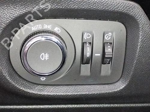 Used Headlight switch OPEL CORSA F (P2JO) 1.2 (68) (101 hp) 31696919