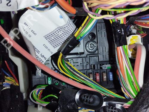 Used Fuse box Fuse box 37025141 37025141