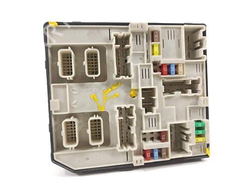 Used Fuse box Fuse box 17615560 17615560