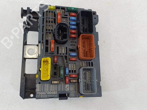 Used Fuse box Fuse box 26009876 26009876