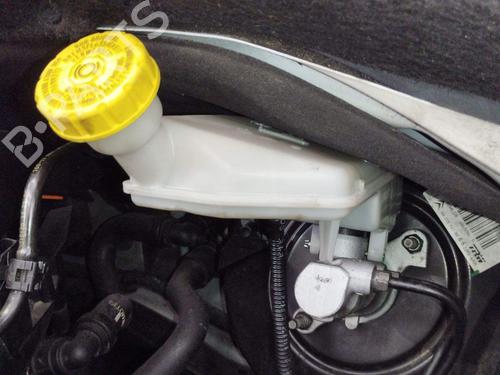 brake-master-cylinder-peugeot-2008-i-cu_-2013-37152751 main image