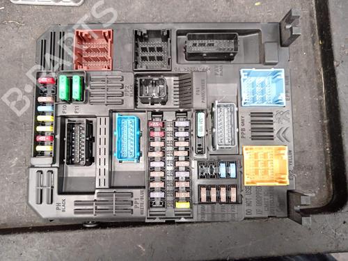 Used Fuse box Fuse box 38784321 38784321