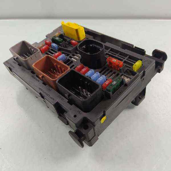 Fuse box PEUGEOT 308 I (4A_, 4C_) 1.6 HDi 6863228 BParts