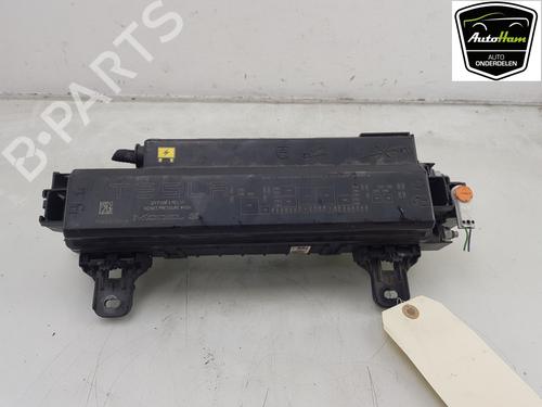 Used Fuse box Fuse box TESLA MODEL S (5YJS) 75D AWD (525 hp) 19497263 19497263