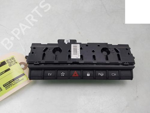 warning-switch-renault-arkana-i-lcm_-ldn_-2019-32229146 main image