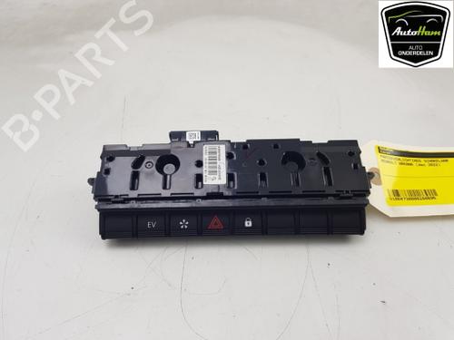 warning-switch-renault-arkana-i-lcm_-ldn_-16-e-tech-145-ldmu-283e87996r-2019-18856241 main image