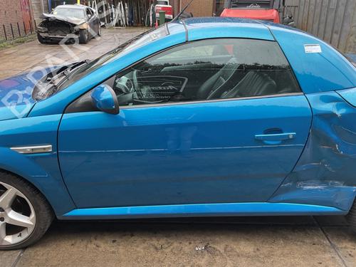 Used Left front door OPEL TIGRA TwinTop (X04) 1.8 (R97) (125 hp) 24826140