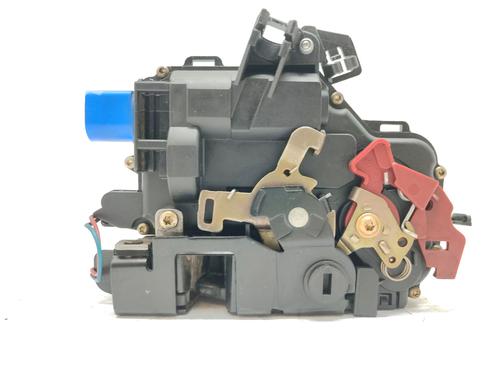 Høyre bak lås SKODA FABIA I (6Y2) 1.2 (54 hp) 31044483