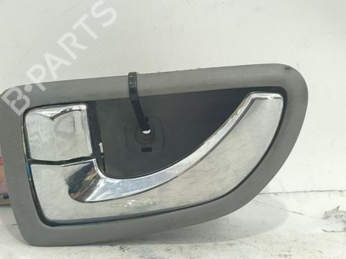 Venstre fortil invendig håndtag KIA SORENTO I (JC) 2.5 CRDi 4WD (140 hp) 32393905