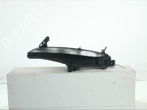 right-front-indicator-renault-megane-iv-hatchback-b9amn_-2015-37862873 main image