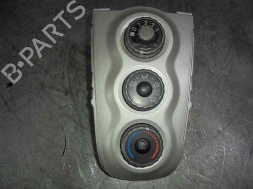 Used Climate control TOYOTA YARIS (_P9_) 1.3 VVT-i (SCP90_, SCP90R) (87 hp) 2700524