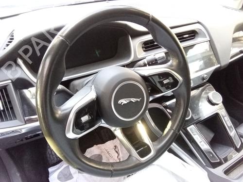 volante-jaguar-i-pace-x590-2018-39095415 main image