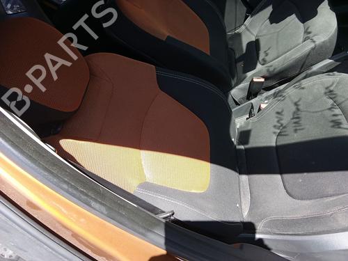 sde-hjre-fortil-renault-captur-i-j5_-h5_-2013-39402157 main image