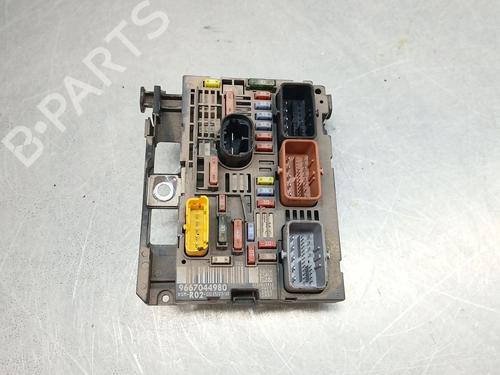 Used Fuse box Fuse box 39140709 39140709